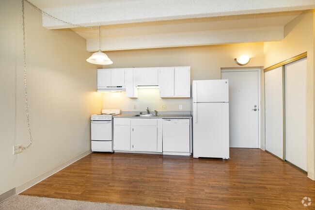 1BR, 1BA - 575SF - Kitchen