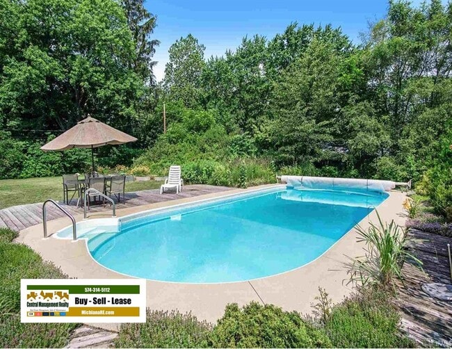 Building Photo - Inground swimming pool, Generac Generator, 3 bedroom 1.5 bath home in South Bend IN