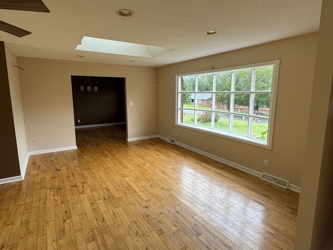 913 Surry Dr