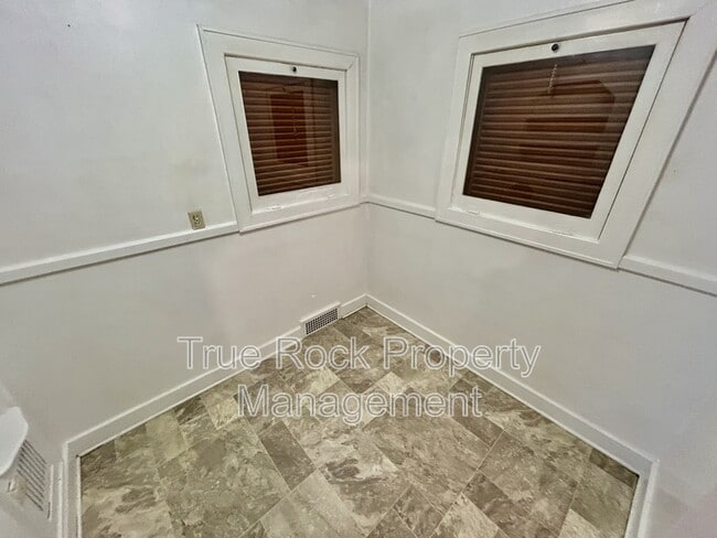 Photo - 1030 E 8th St