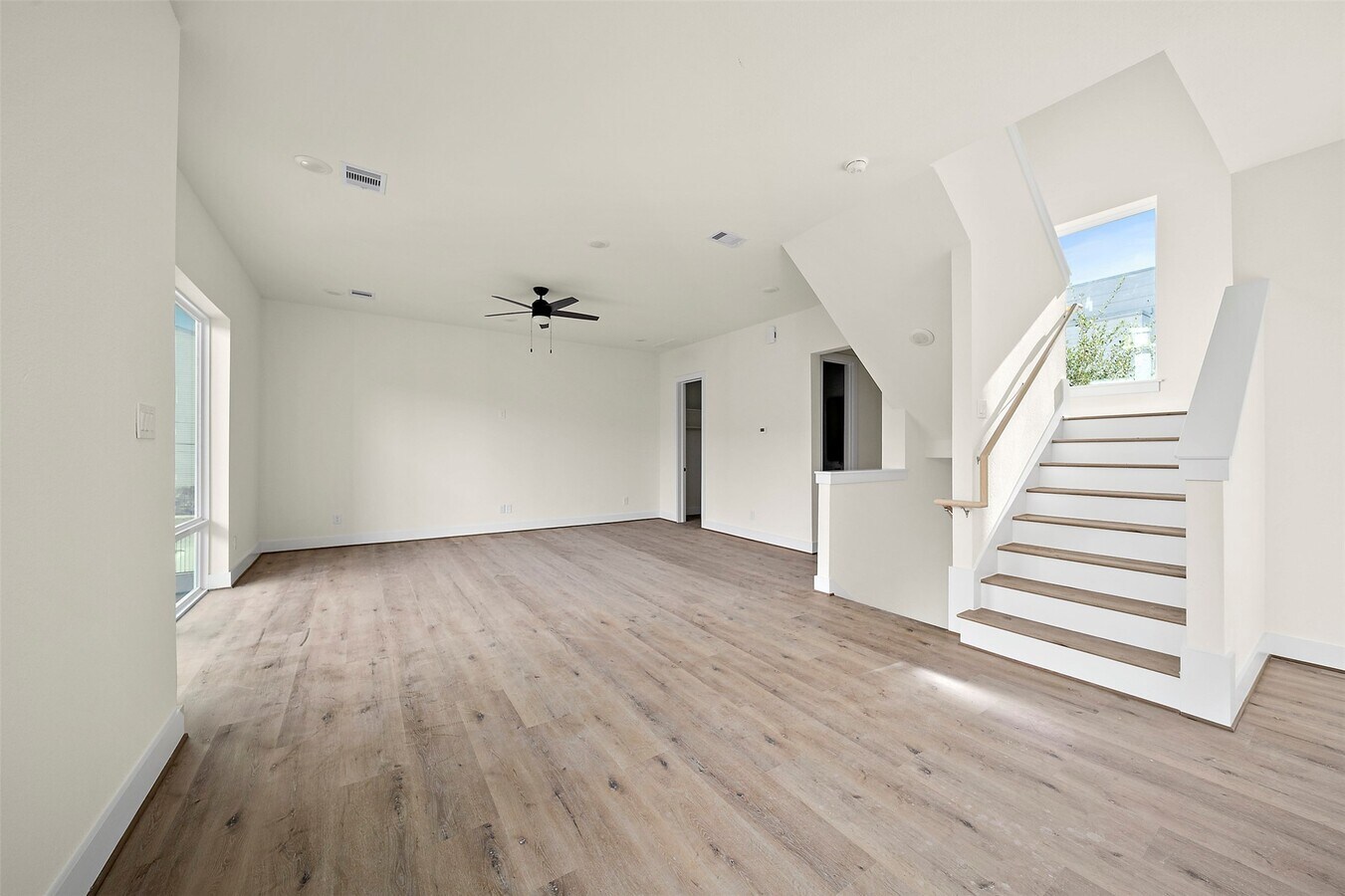 Photo - 2708 Nagle St