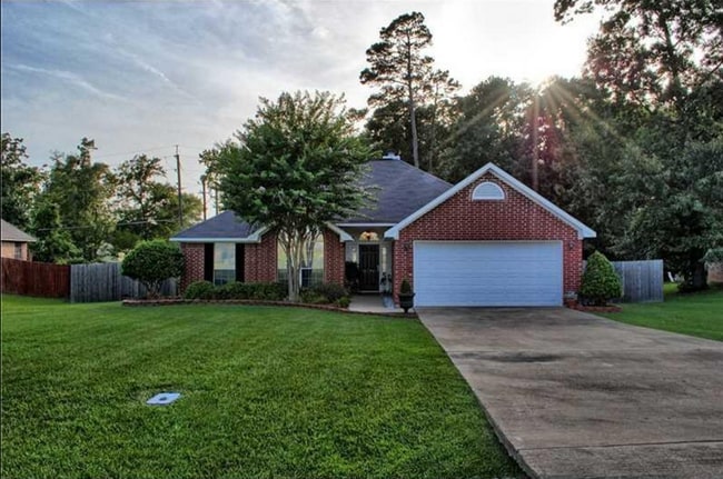 Building Photo - Large 3 Bedroom Blanchard Home