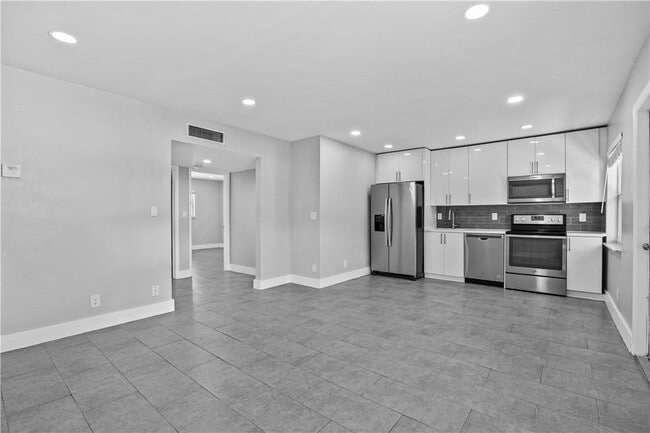 Building Photo - 1470 N Dixie Hwy Unit 2