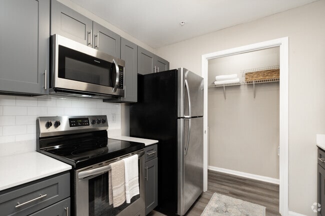 2BR, 2BA - 964SF- Kitchen - Riverwood Apartments