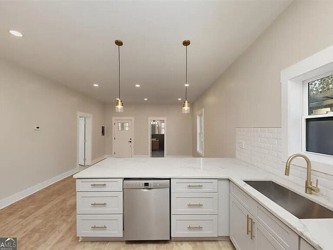 Photo - 976 Linam Ave SE