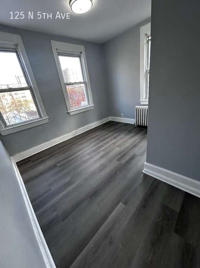 Photo - 125 N 5th Ave