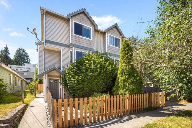 Building Photo - 3 bedroom/ 2.5 bathroom townhouse in Licton Springs