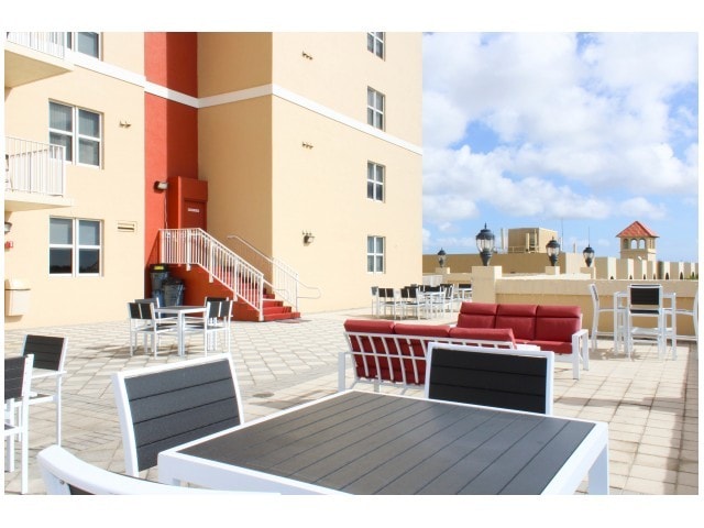 Versailles Party Deck