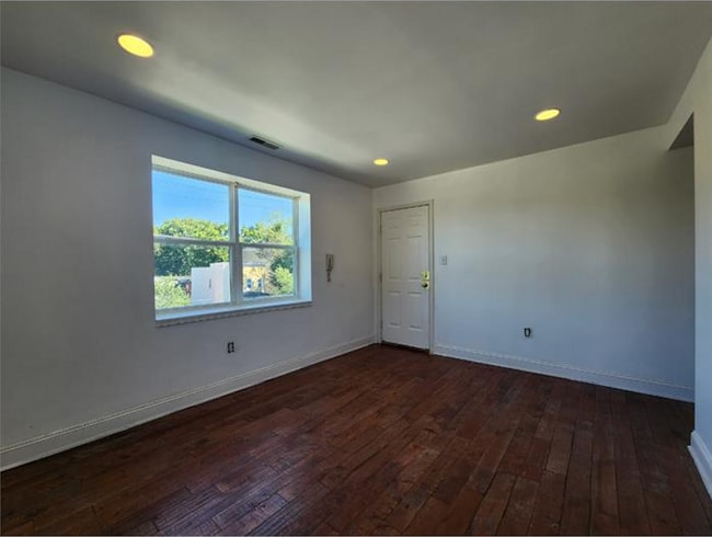 Photo - 5501 Foote St NE