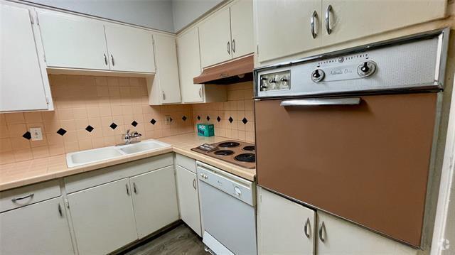 Building Photo - 3215 Douglas Ave Unit 204 Rental
