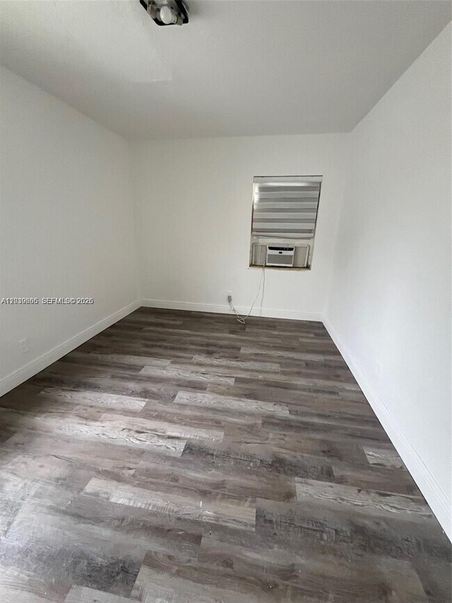 Photo - 2035 Dewey St Unit 3