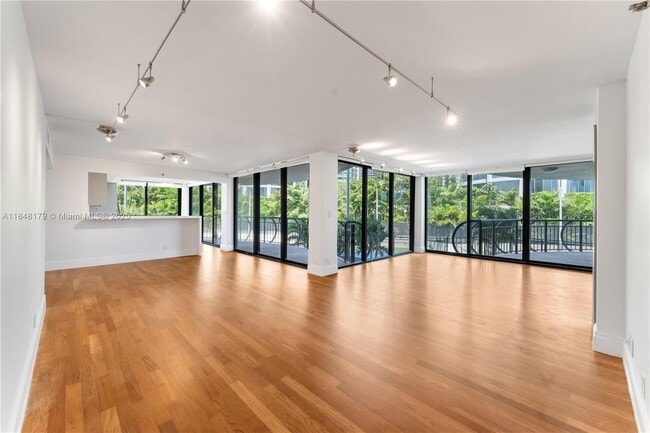 Building Photo - 2843 S Bayshore Dr Unit 3F Rental