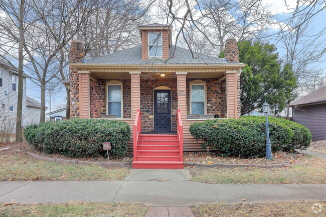 Building Photo - 116 W Benton St Rental