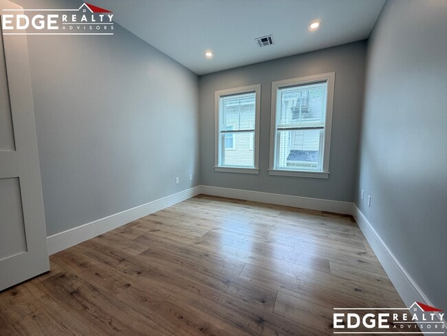 Building Photo - 44 Holton St Unit 2