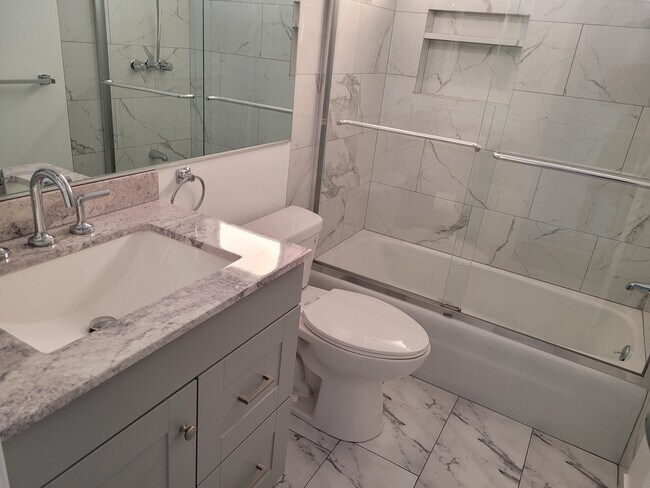 Unit #7 Bathroom