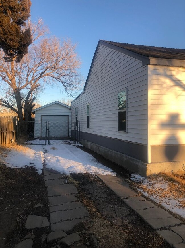 Building Photo - 3 Bedrooms 2 Bath 1 Car Garage, Central Heat and Air