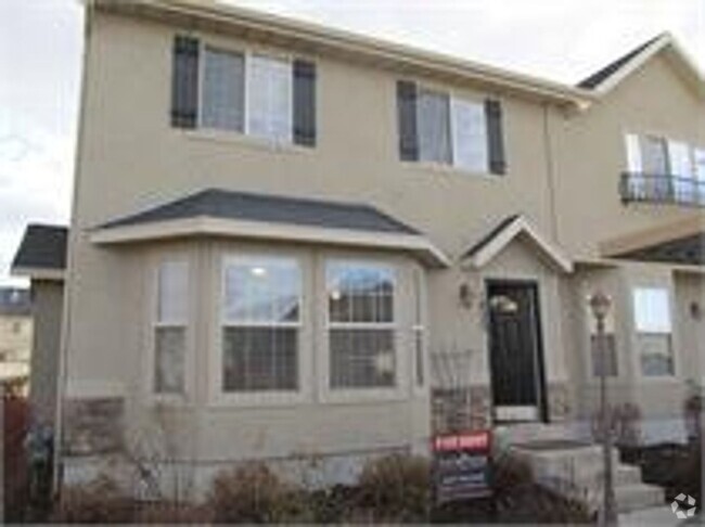 Building Photo - *Reduced price* End Unit Townhouse in Spri...