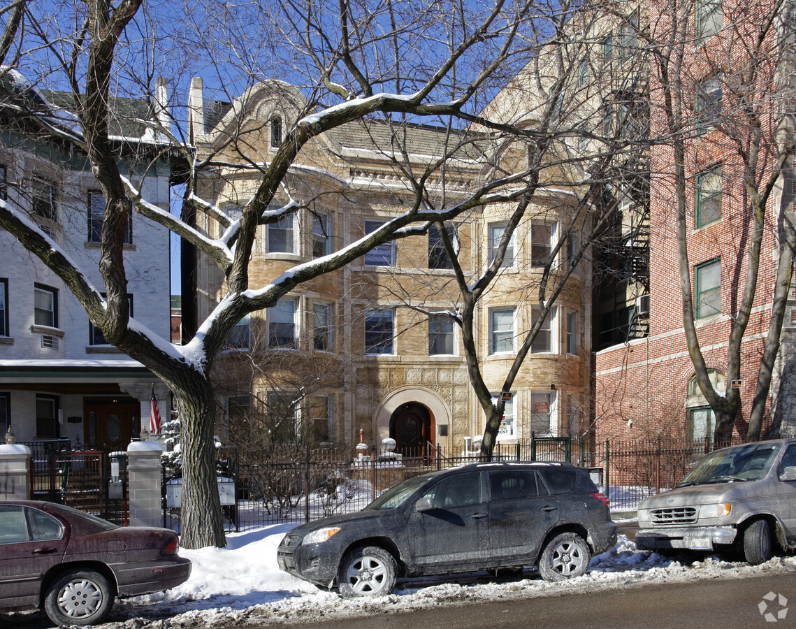 Photo - 4520 N Sheridan Rd Apartments