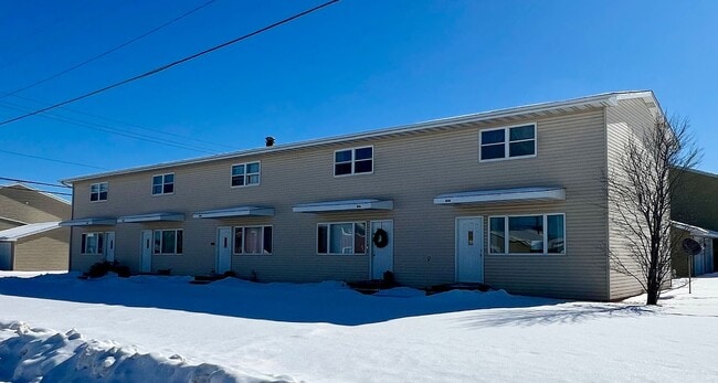 Building Photo - AVAILABLE MAY - Large 2 Bedroom Apartment! Unit 1610 N 32nd St