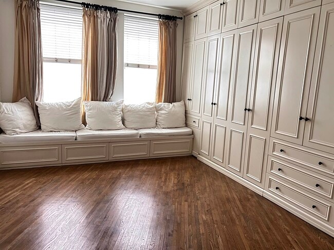 Building Photo - 1021 Grand St Unit 3F