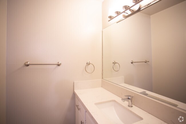 1BR, 1BA-800 SF - 975 San Pasqual Apartments