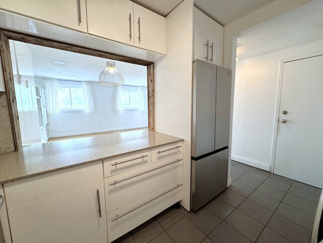 Photo - 1175 Queen St E Unit B