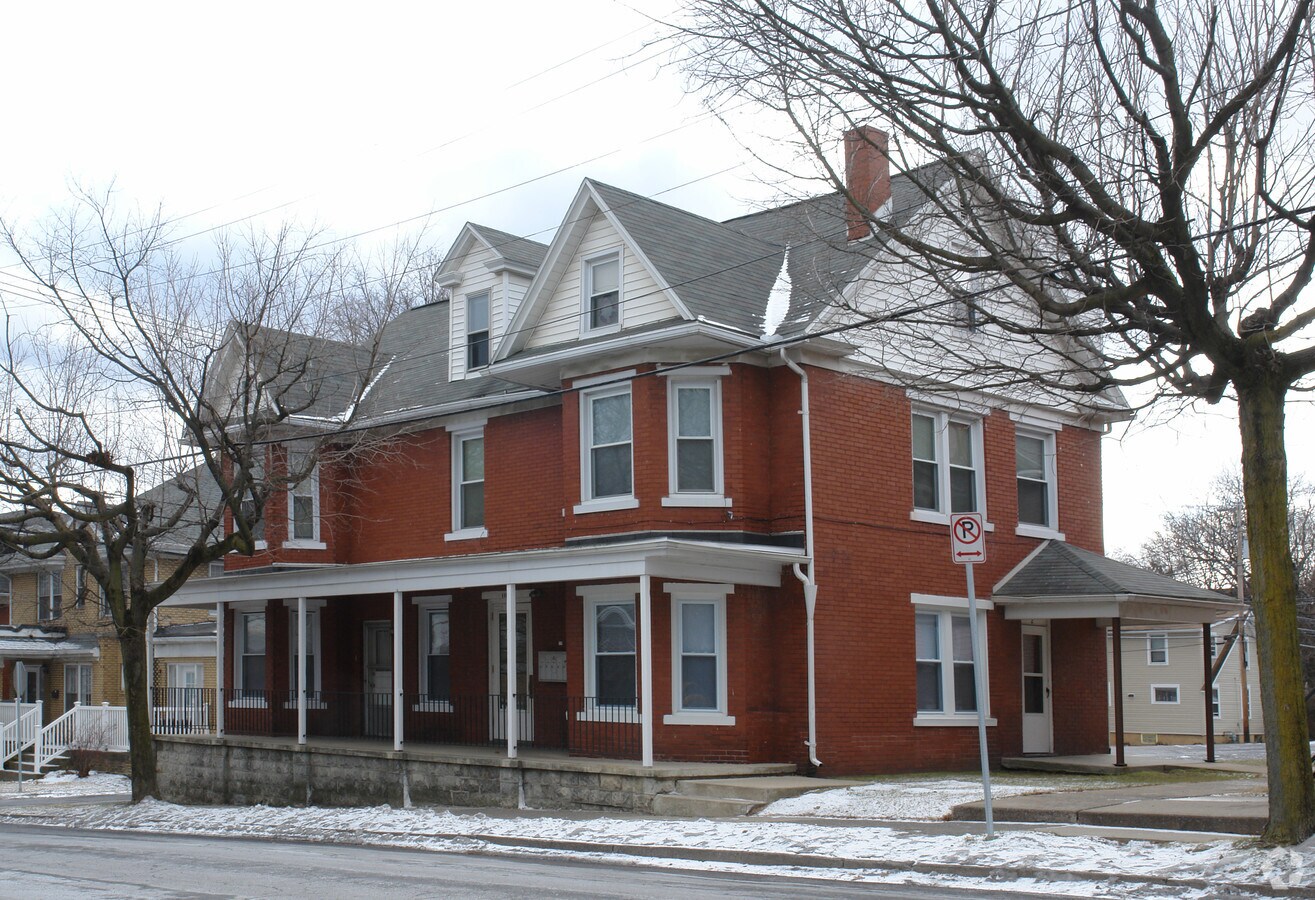Photo - 110 S Barnard St Apartments