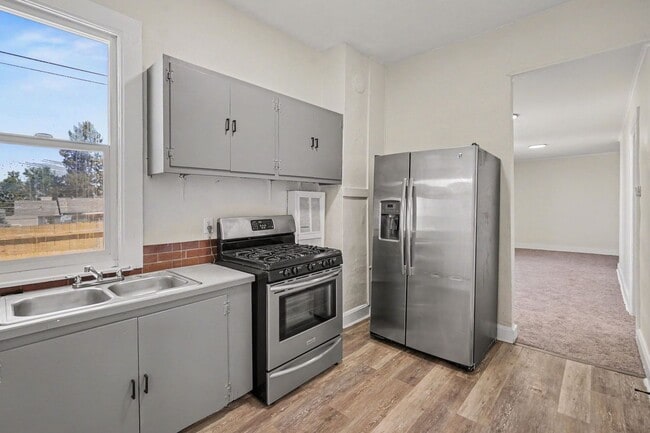 Building Photo - Charming 2 Bed / 1 Bath Duplex with Private Yard & Off-Street Parking