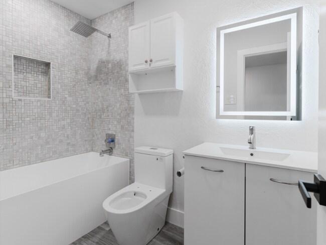 Photo - 7117 Chinaberry Rd