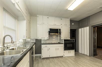 "Charming 3-Bedroom Home in LaCoste, TX – Cozy 1216 Sq Ft with Full Bath!"