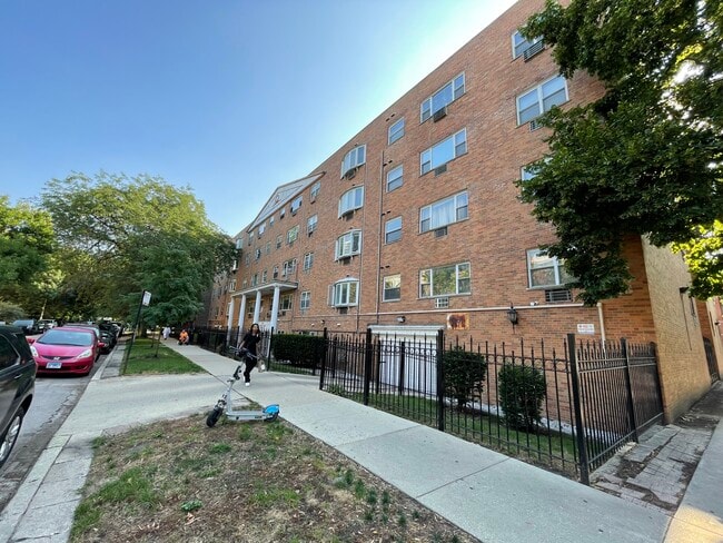 Building Photo - 5920 N Kenmore Ave Unit 311