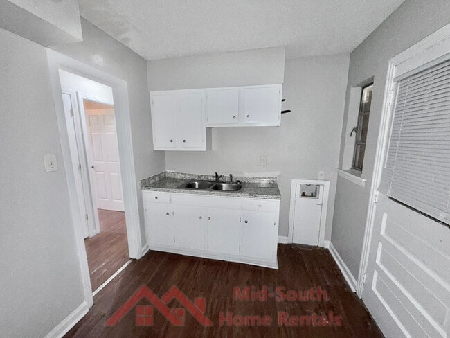 Photo - 2050 Sharon Ln