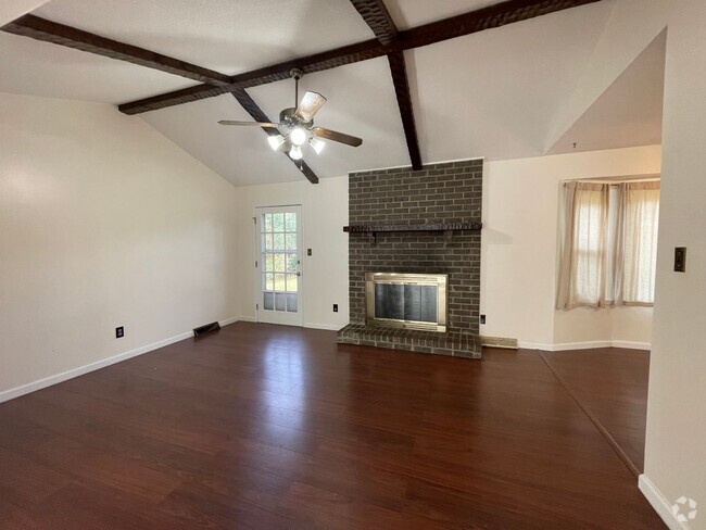 Building Photo - Charming 3 bd 2 bt Brick Ranch Rental