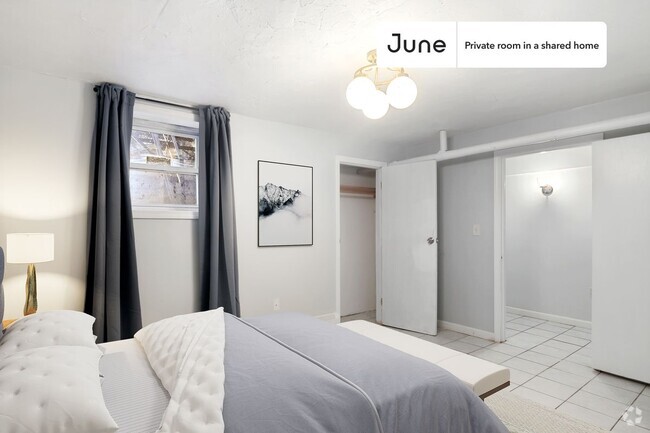 Building Photo - Private bedroom in 6 bed/2 bath Home
