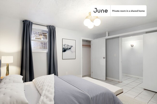 Private bedroom in 6 bed/2 bath Home - Private bedroom in 6 bed/2 bath Home Unit D