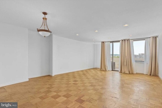 Building Photo - 1245 4th St SW Unit 803