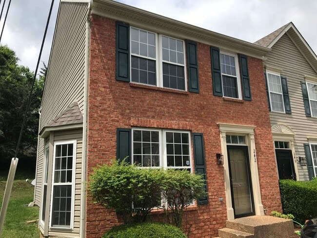 Building Photo - Great 3 Bedroom 2.5 Bath End Unit Townhome!