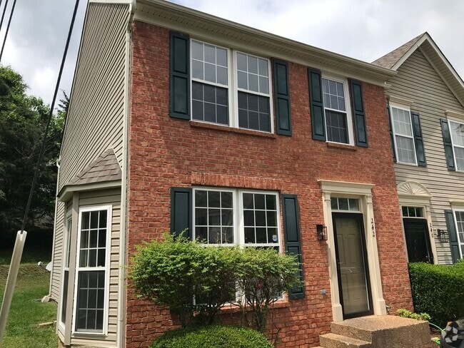 Building Photo - Great 3 Bedroom 2.5 Bath End Unit Townhome!