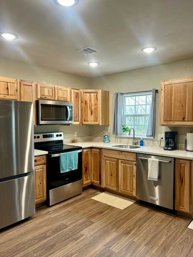 Cocina de tamaño completo con electrodomésticos nuevos. - 2720 S 85th St E Unidad 1 Bed 1 Bath Guesthouse