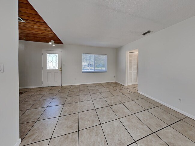 Photo - 142 Lynbrook Dr