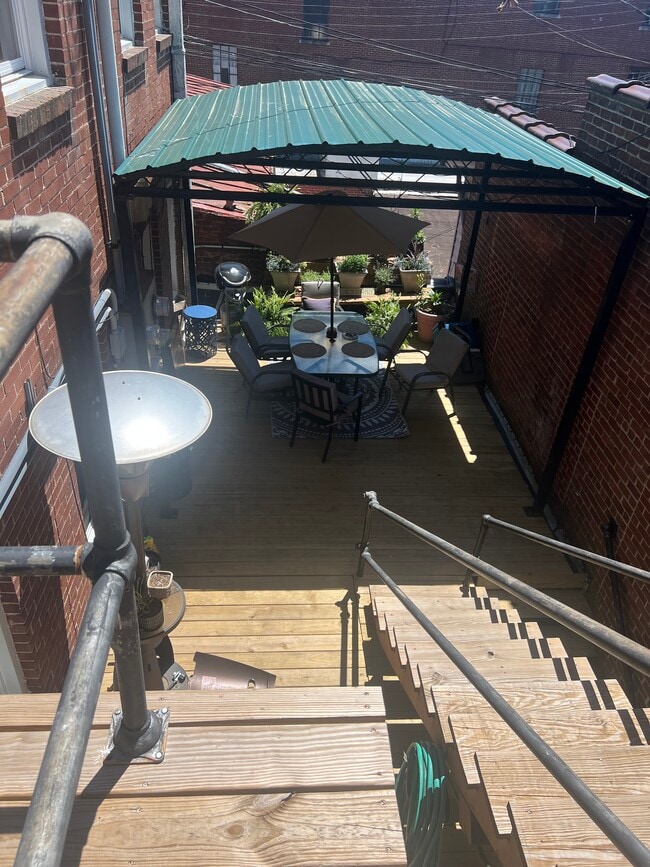 Beaultiful shared deck - 208 Sutton St Unit 3