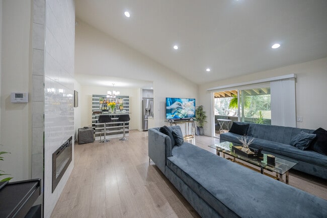 Photo - 15425 Sherman Way