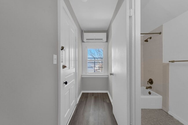 Photo - NORWOOD - Immaculate 1 bed efficiency unit on top floor of 4 family Unidad RUN- # 4 FOREST 4173