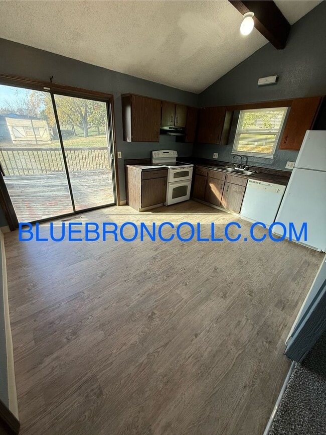 Photo - Newly renovated 2 bedroom with fresh paint and new flooring!