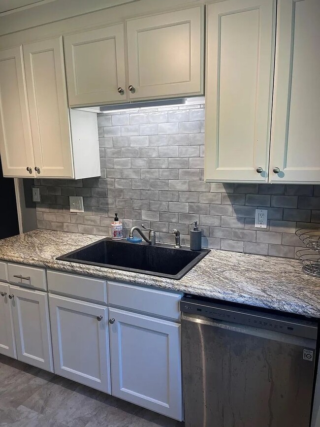 Photo - 2 Bedroom Apartment In Great Location!!