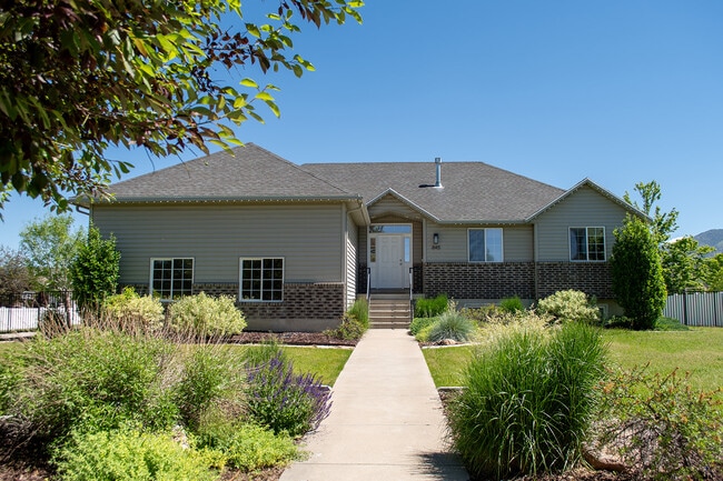 Photo - 845 845 W House