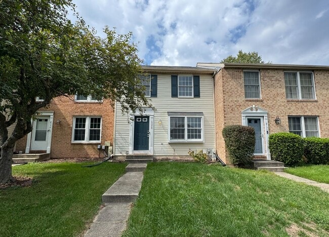Lovely 3 BR/1 Full BA & 2 Half BA Townhome... - Lovely 3 BR/1 Full BA & 2 Half BA Townhome...