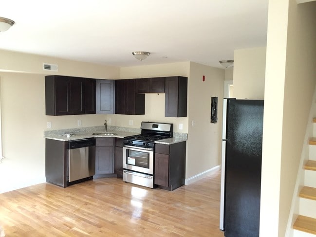 Building Photo - 169 Thorndike St Unit 2