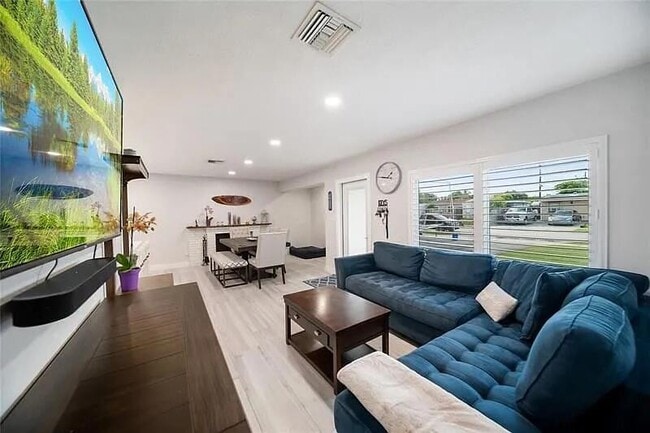 Photo - 320 NE 60th St