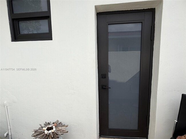 Building Photo - 673 W 60th St Unit B